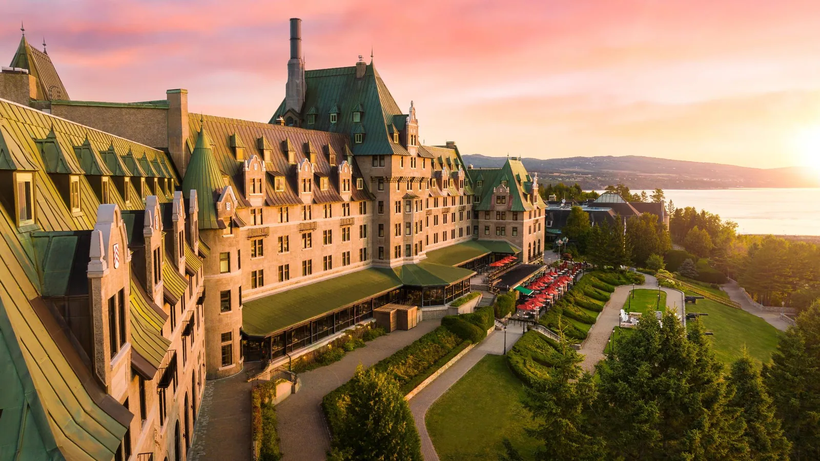 L'extérieur du Manoir Richelieu au-dessus du Saint-Laurent